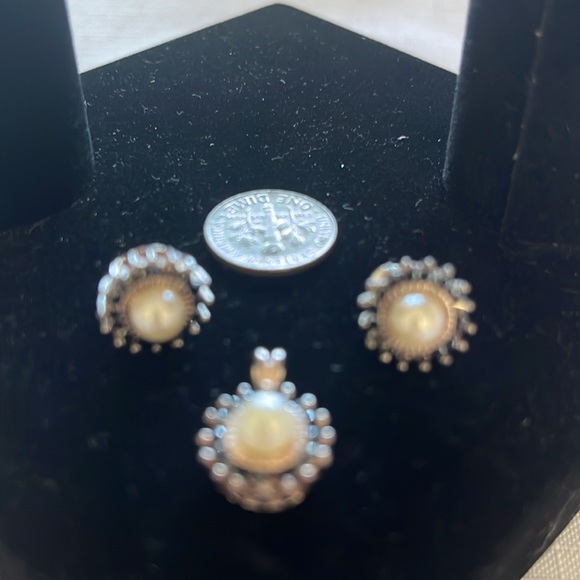 Pearl & Sapphire Blue Crystal Pendant & Earrings Set - Picture 6 of 8